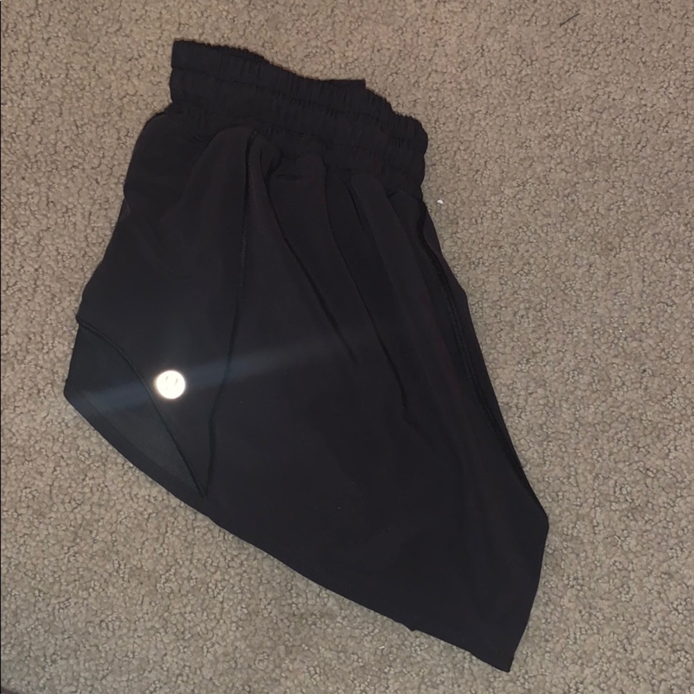 Lulu lemon Hotty Hot short 2.5 inch black